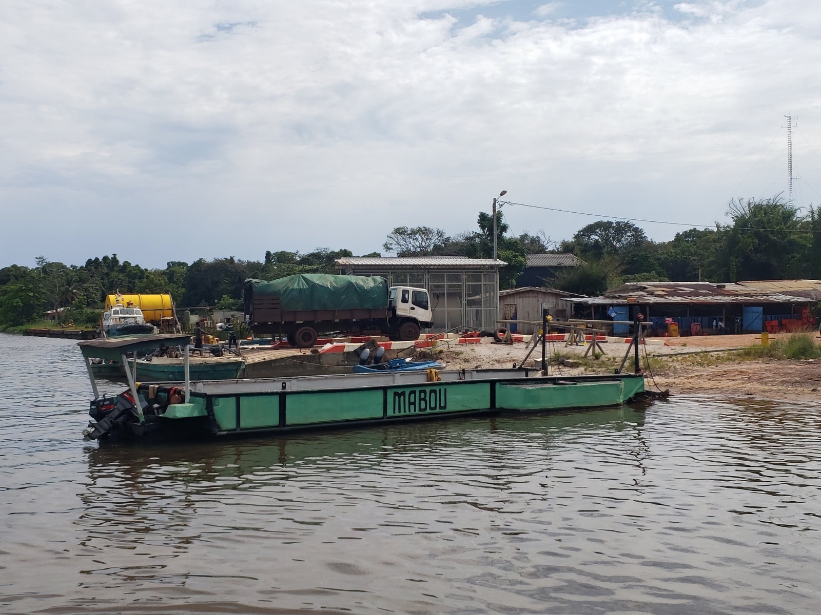 Mayonami : le bac, cœur battant d’un carrefour d’échanges oublié du Gabon